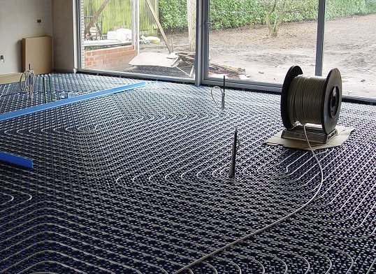 Installatie vloerverwarming Van Huele tijdens renovatieproject