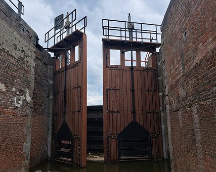 Als expert in waterbouw houden wij ons bezig met sluisdeuren. 